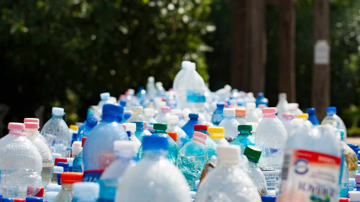 Scientists discover a method so simple it seems like a trick: a purple glow and a very inexpensive ingredient destroy materials at room temperature