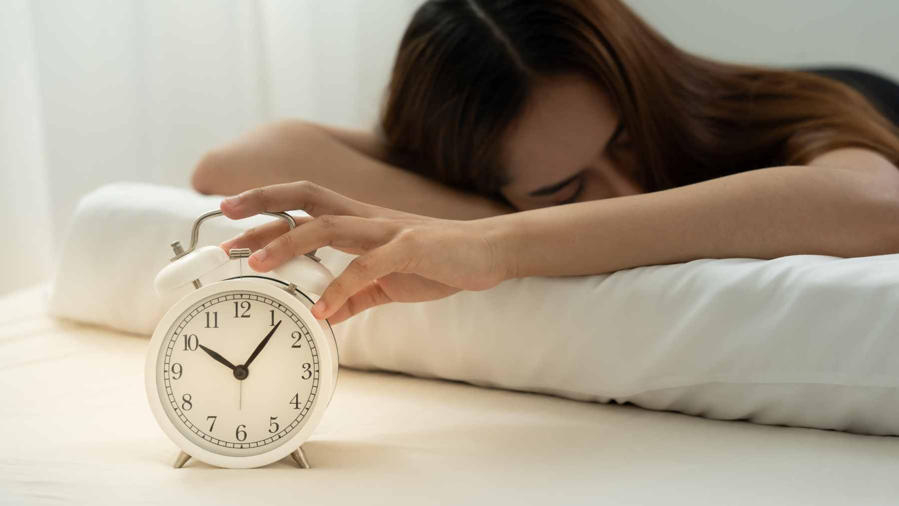 A medical illustration of a human cell highlighting mitochondria as the power plant, showing the effects of oxidative stress and cellular fatigue.