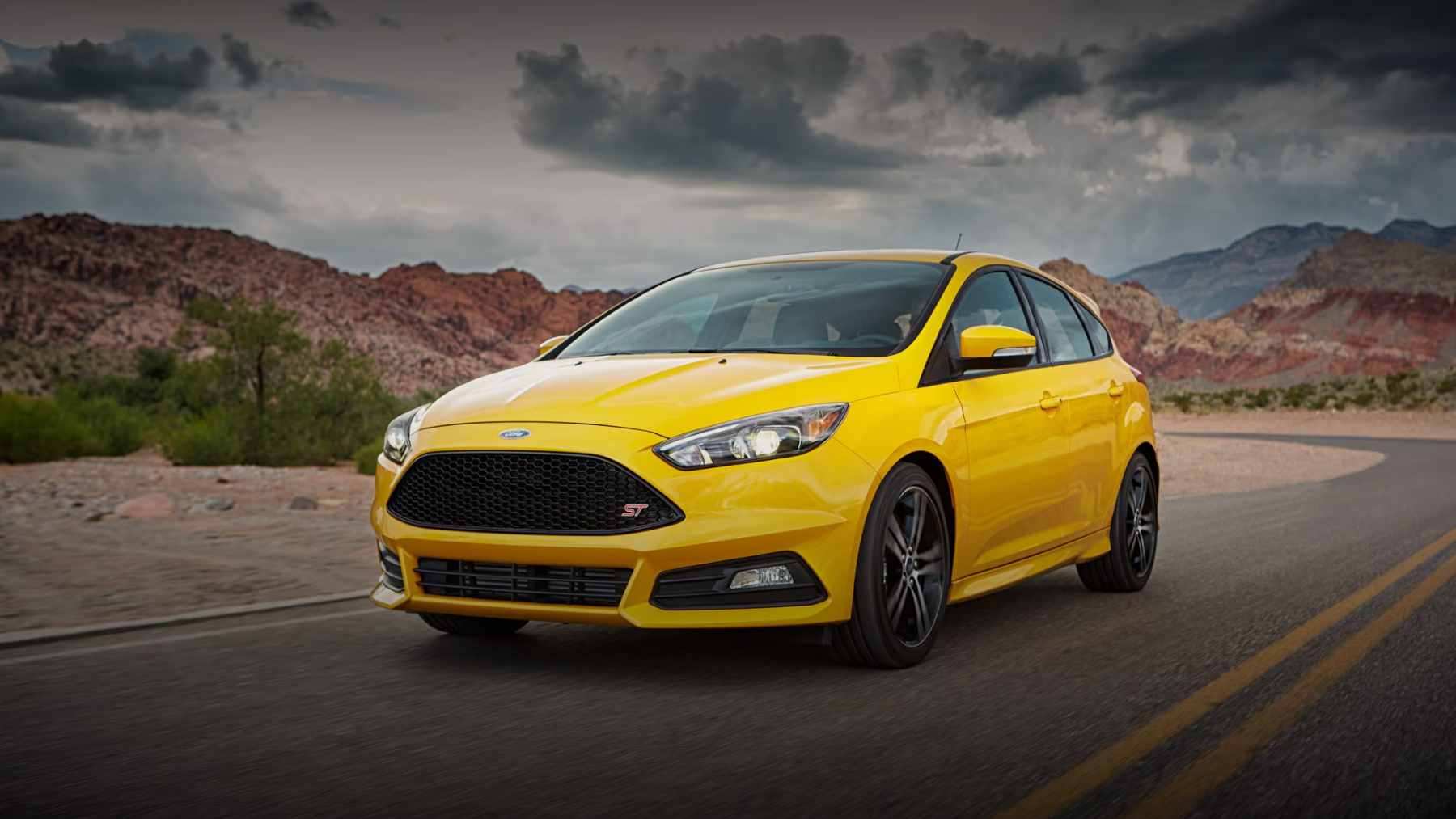 The final white Ford Focus five-door hatchback being celebrated by employees at the Saarlouis assembly plant in Germany.