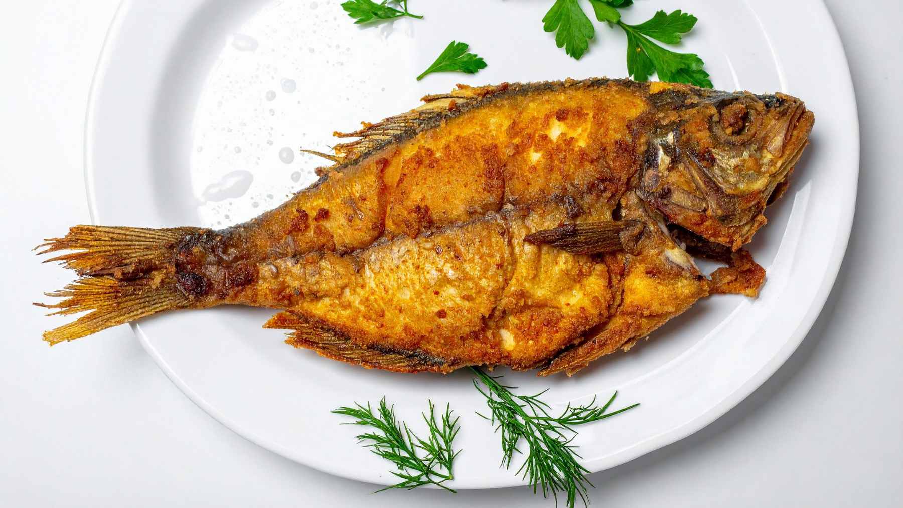 A variety of fish on ice at a market, including tuna and swordfish, which are known for higher mercury bioaccumulation.