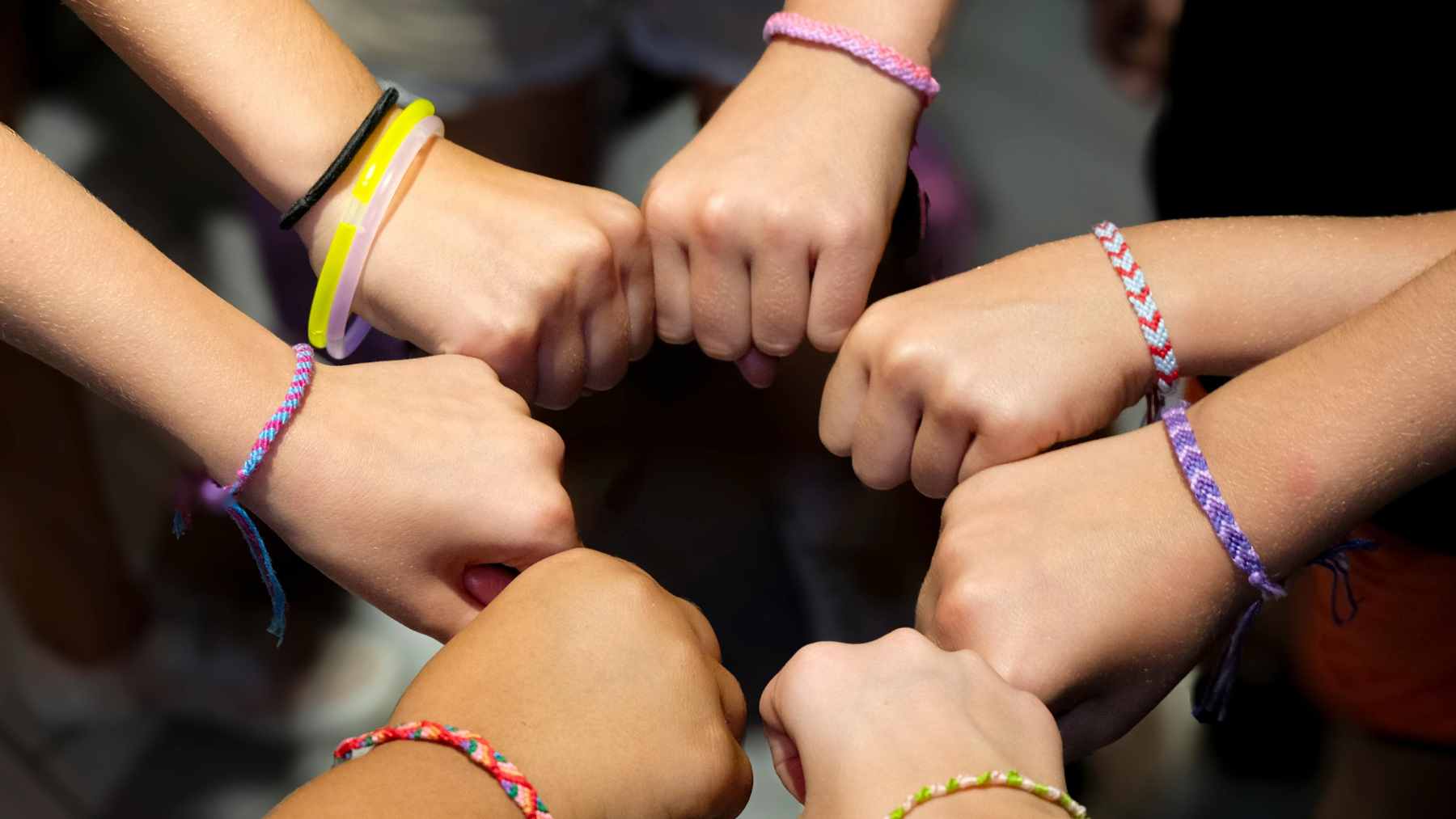 A conceptual illustration showing the difference between a small, healthy inner social circle and the feeling of total social isolation.