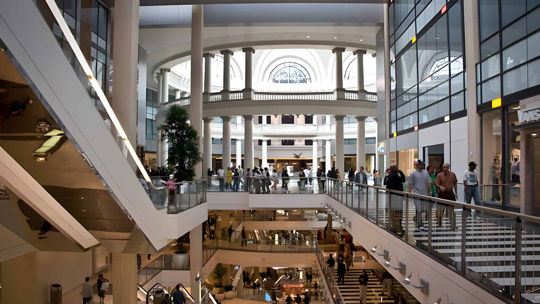 The main entrance of the San Francisco Centre on Market Street with "closed" signs posted on the glass doors.