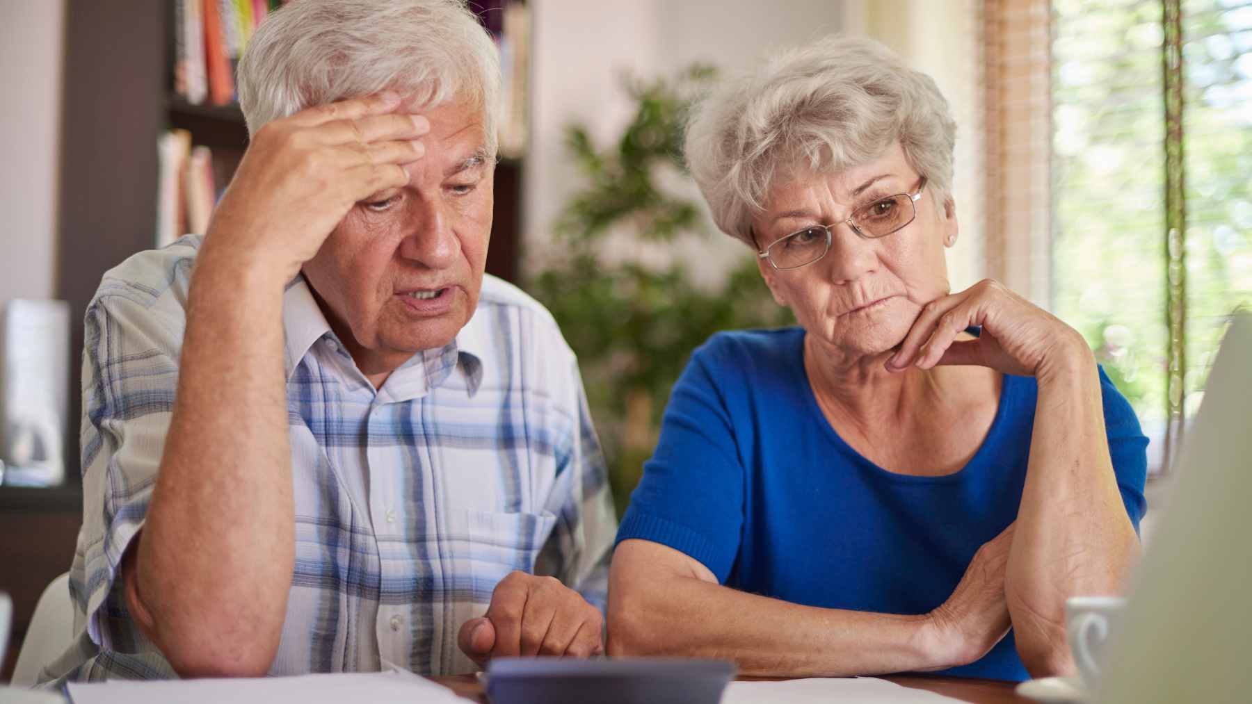 A graph from the Social Security Trustees report showing the OASI trust fund reserves hitting zero by 2033 and the subsequent benefit cliff.