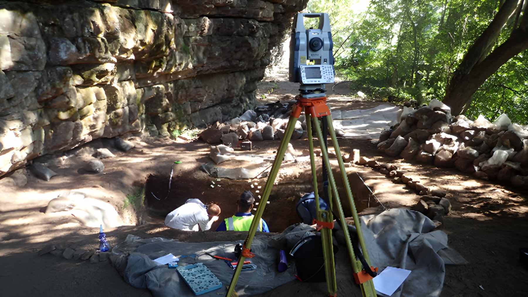 60,000-year-old quartz microlith stone tool from Umhlatuzana Rock Shelter showing traces of plant-based poison residue.
