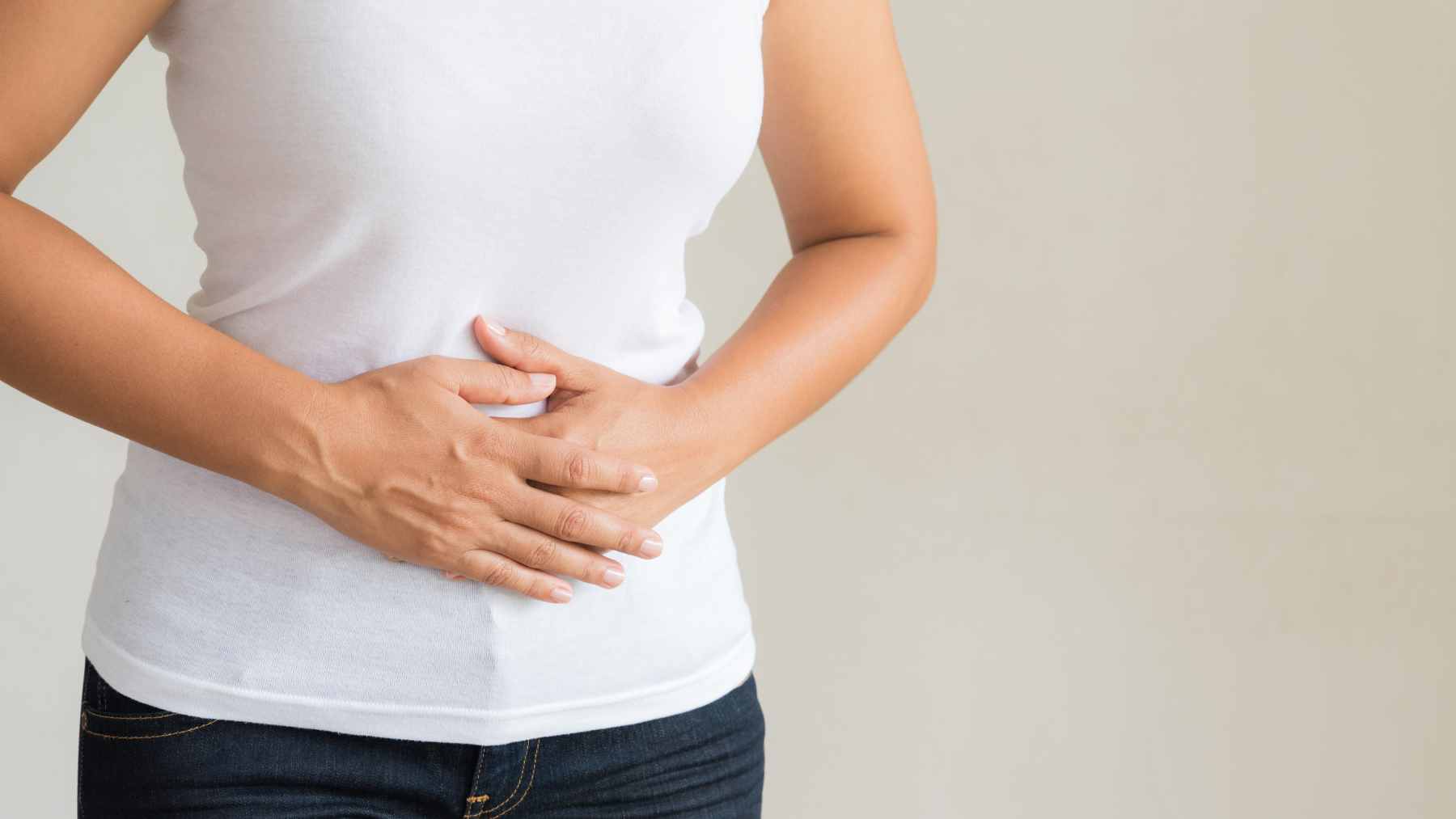 A close-up of fresh ginger root alongside standardized ginger powder capsules used in clinical nausea studies.